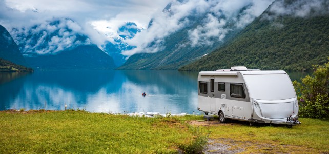 Camper usato, controlla sempre gli oblò prima di acquistarlo splendida foto di un camper usato in uno splendido paesaggio di montagna
