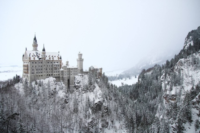 Castello di Neuschwanstein innevato, germania in camper 