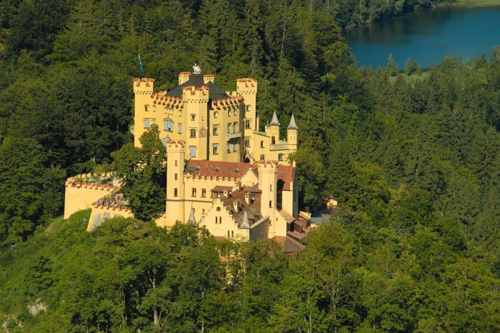 Bellissima veduta del castello di Hohenschwagau, viaggiare in camper in germania 