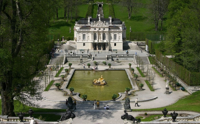 Vista dall'alto del castello di linderhof , viaggiare in germania in camper