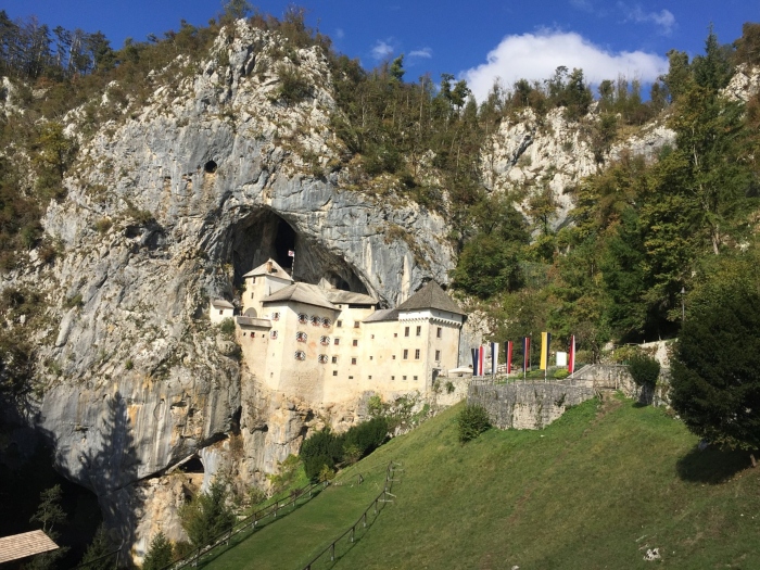slovenia in camper visita al castello di predjama