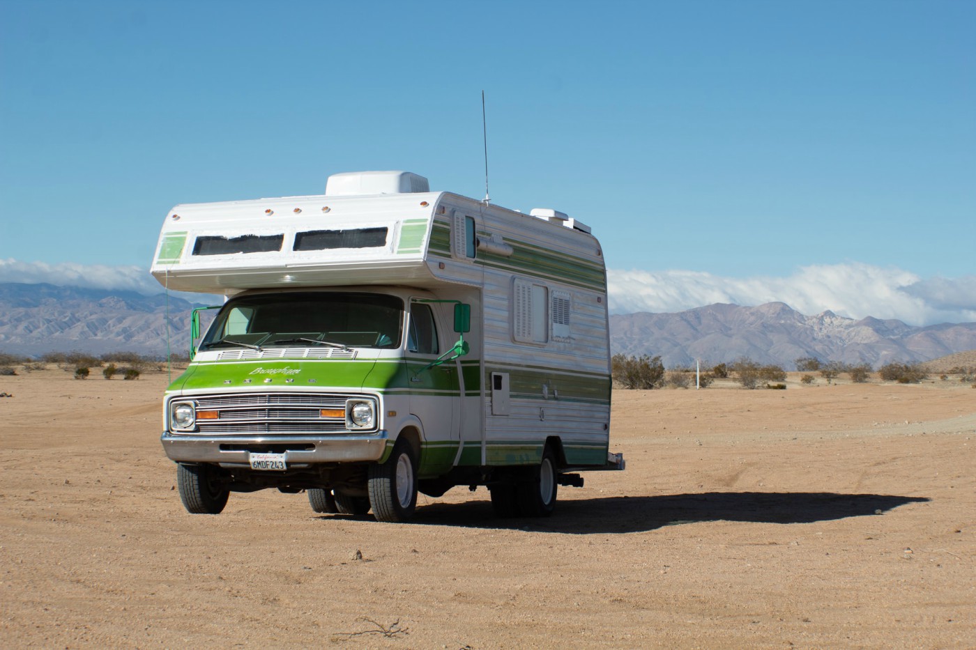 un camper mansardato ha spazi interni molto ampi adatti ad ospitare una famiglia numerosa