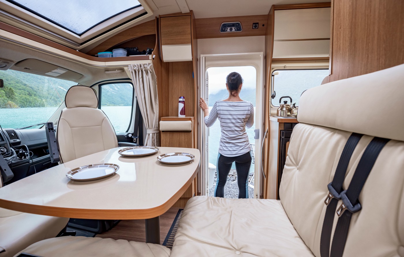 Gli interni camper semintegrali sono un aspetto fondamentale da valutare prima di acquistare un veicolo. Ci sono diverse disposizioni interne tra cui puoi scegliere