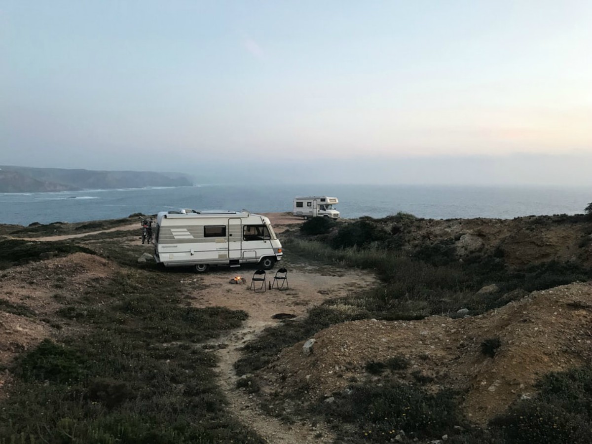 scopri le caratteristiche del camper semintegrale con letto basculante