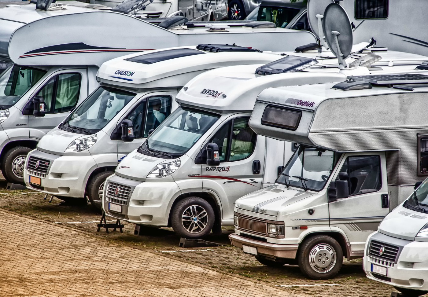 Prima di scegliere quale veicolo acquistare, dovresti informarti sulle differenze tra un camper semintegrale ed un camper motorhome