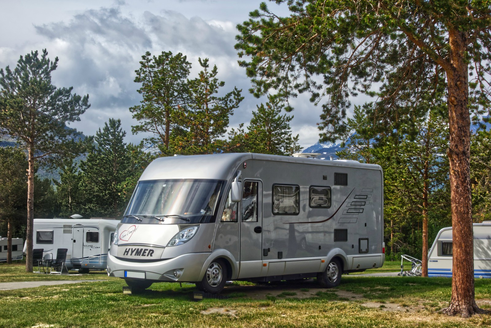 Prima di decidere di acquistare un camper è necessario conoscere ogni aspetto relativo a questo veicolo come modelli, caratteristiche e regole di guida in strada