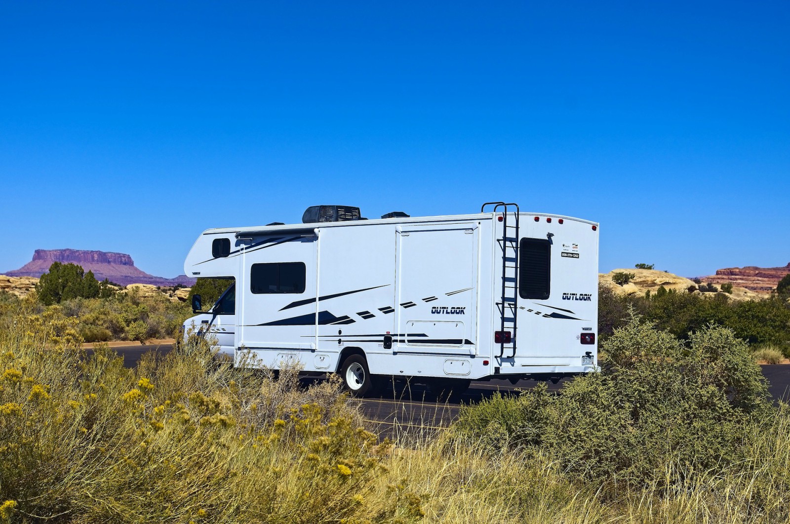 Per rendere un viaggio su ruote più piacevole, esistono tanti trucchi per camper semplici, ma altrettanto efficaci per semplificare la vita a bordo.