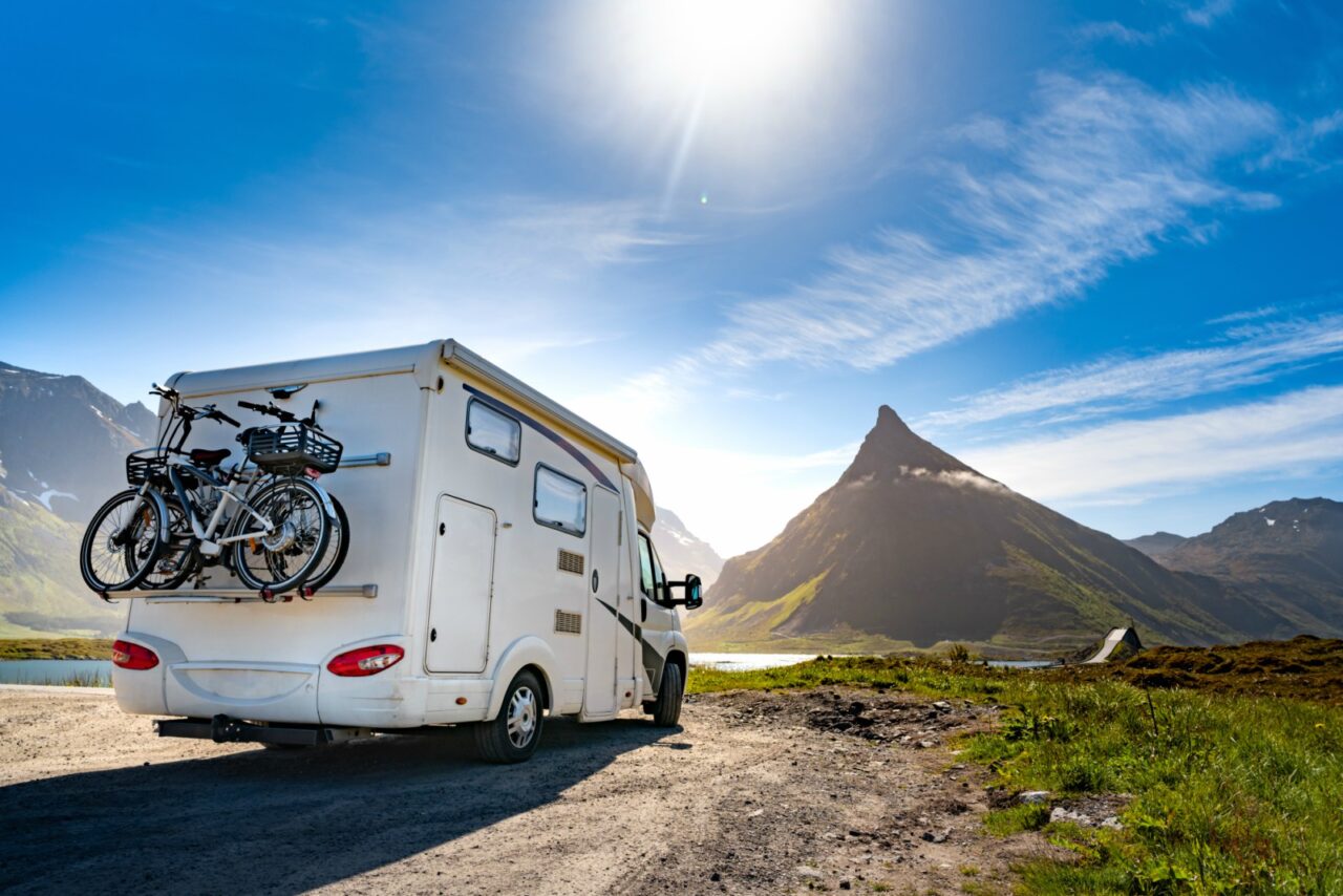 Il porta moto camper è un accessorio importante per chi vuole portare con sé in viaggio, bici o scooter.