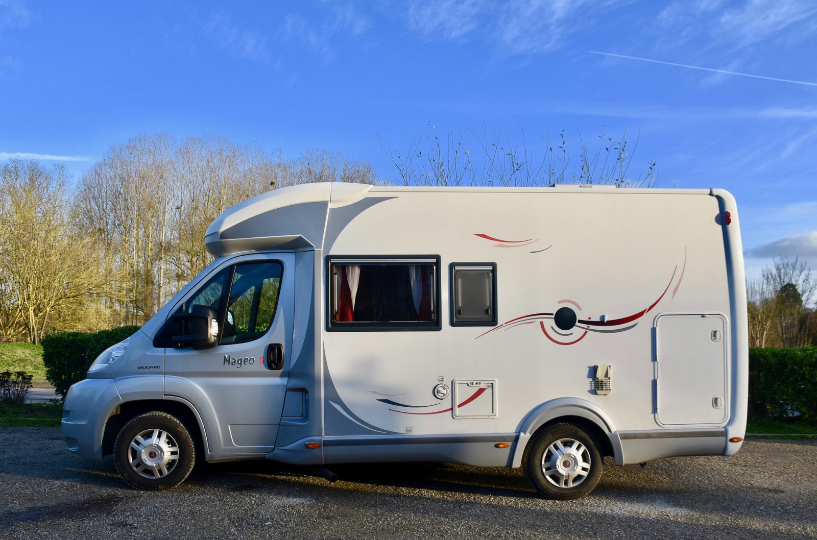 Dormire in camper per strada è possibile ma solo rispettando le norme di legge previste nel Codice della Strada