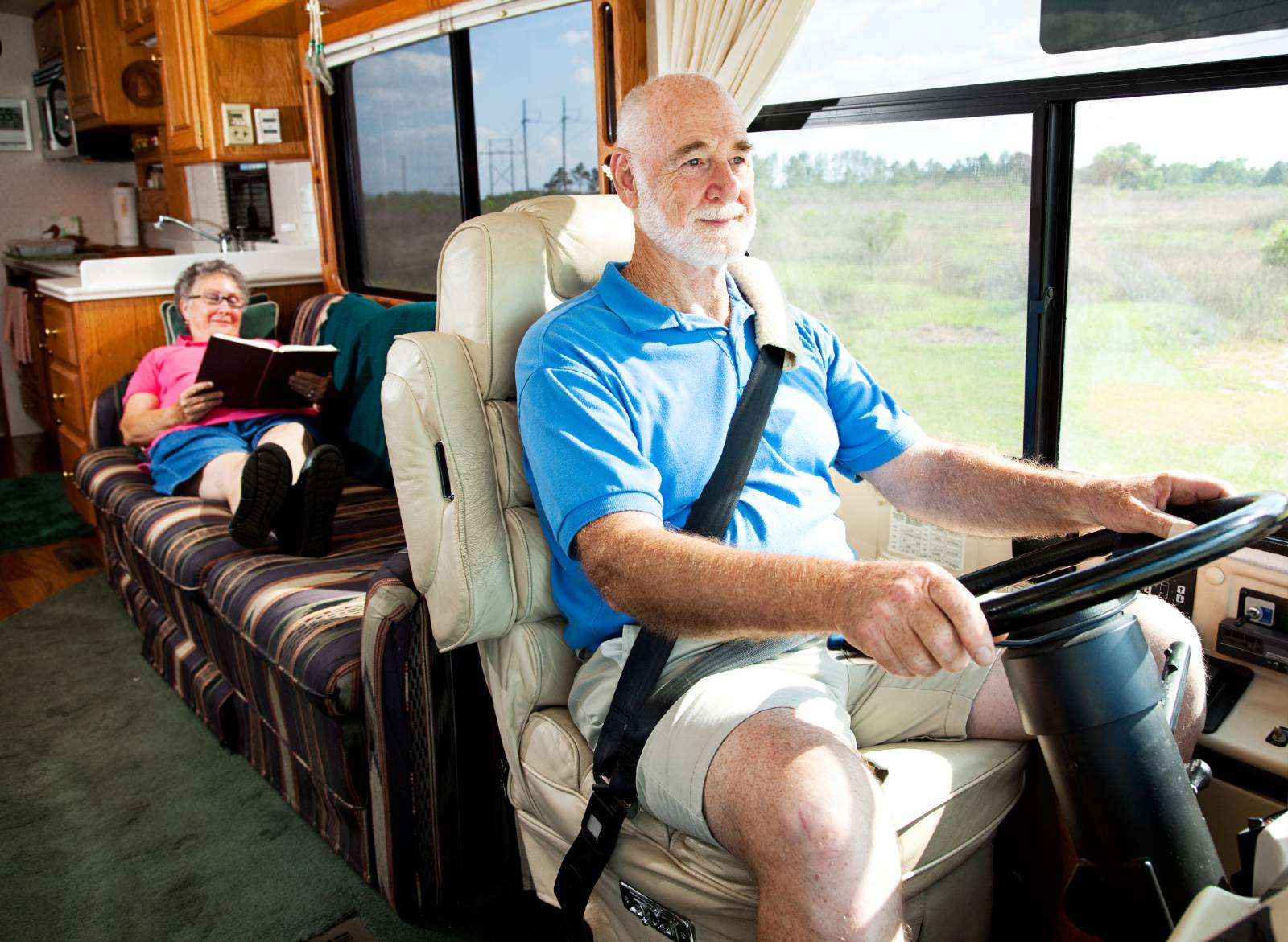 Dormire in camper in movimento non è possibile secondo il Codice della Strada. Tutti i passeggeri devono sedere ai posti di viaggio predisposti con la cintura di sicurezza allacciata.