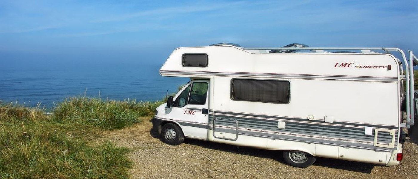 Il bagno di un camper nasce con layout standard ma può essere personalizzato con tanti accessori anche fai da te