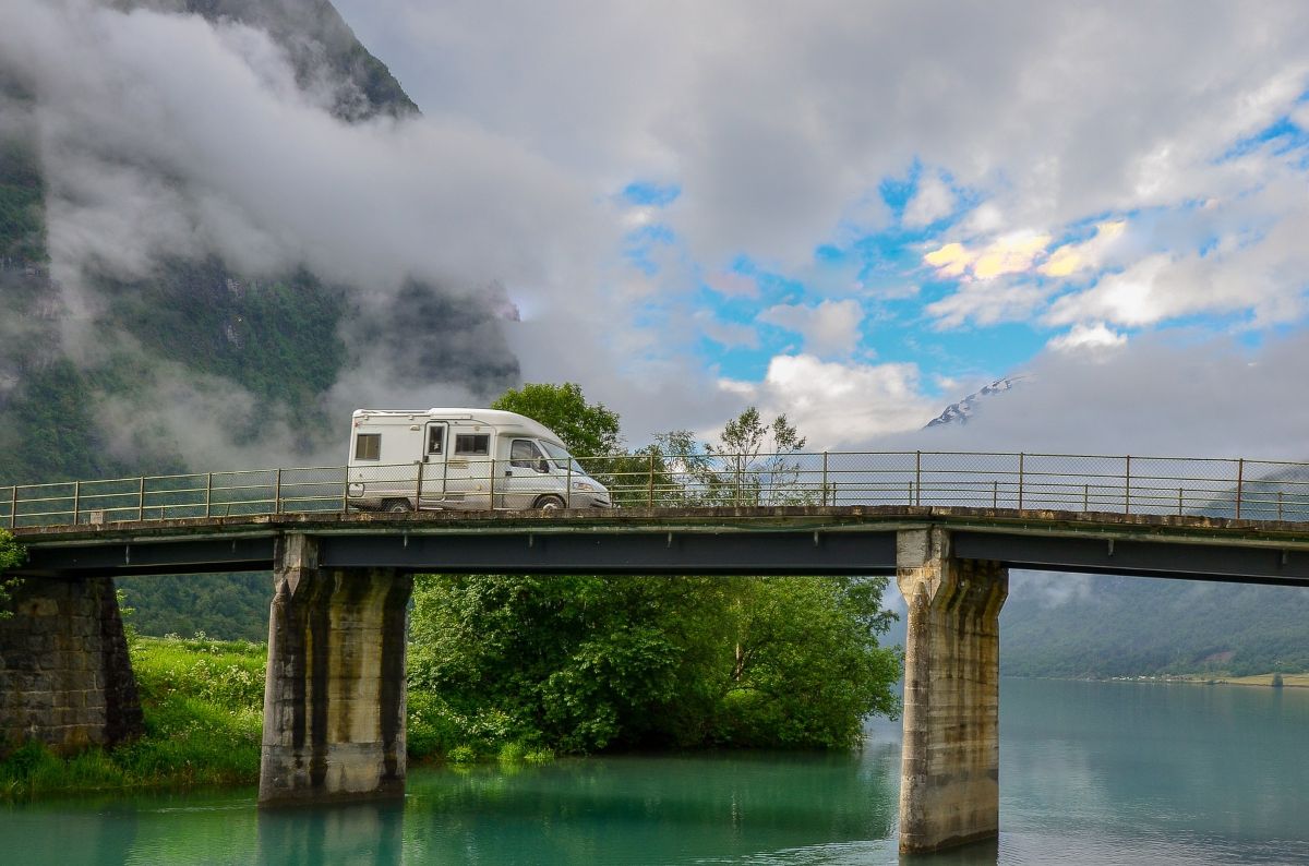 il Carado V 132 è un camper semintegrale compatto che unisce qualità, versatilità e comfort