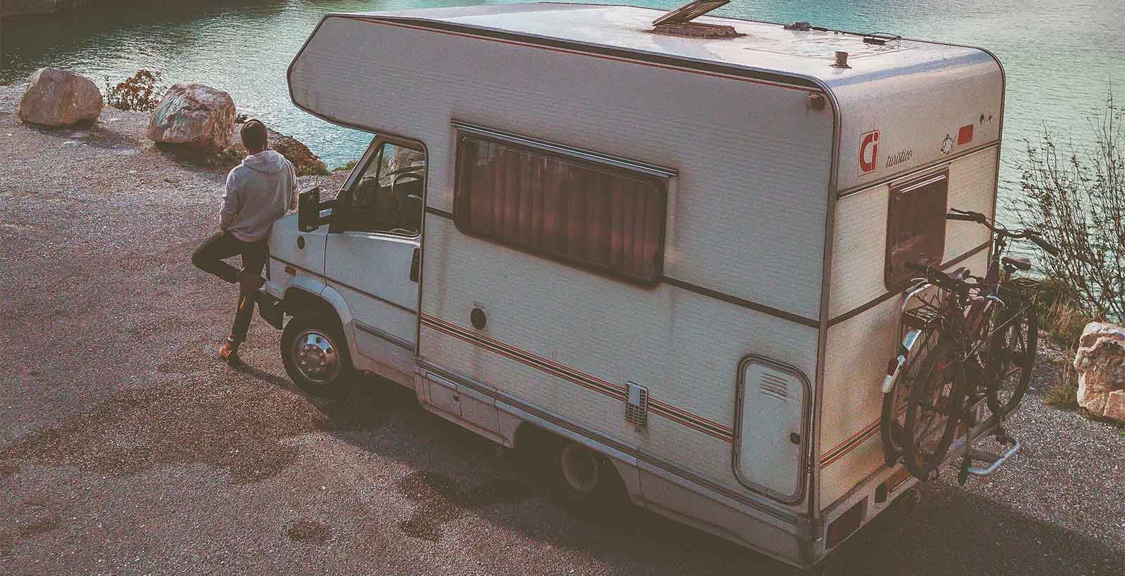 La lucidatura camper vetroresina è un’operazione utile per prevenire l’ingiallimento.