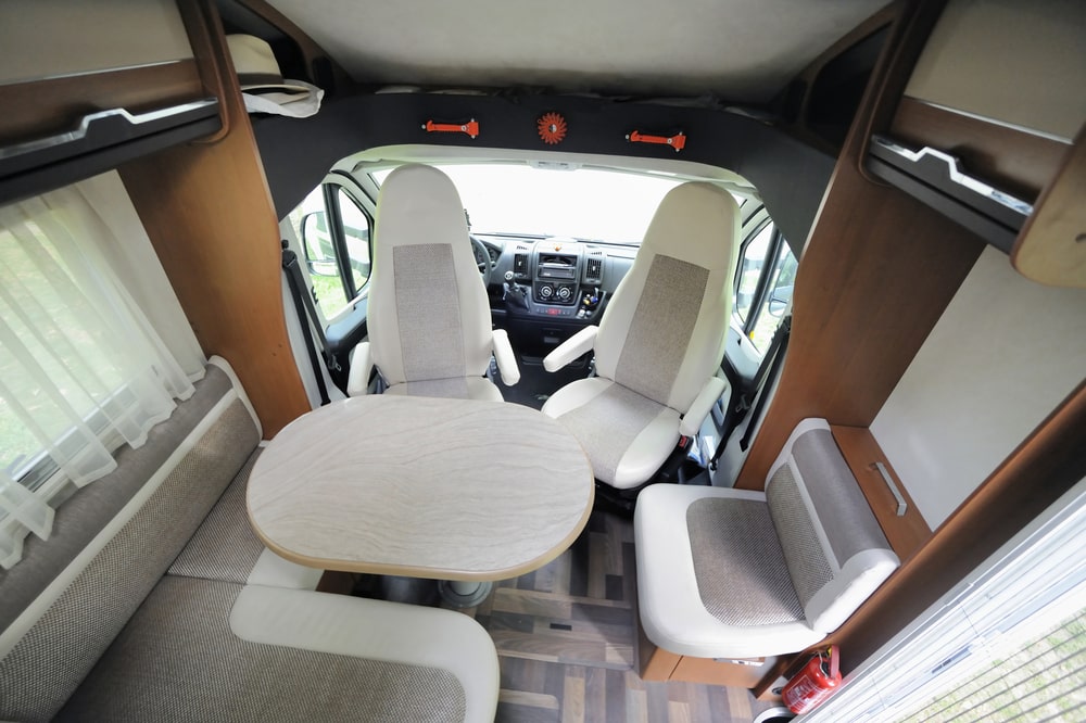 Differenza tra camper 5 posti letto pronti o a sedere: attenzione all’omologazione